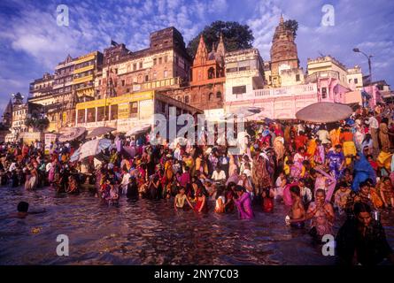 Rituels religieux hindous matinaux dans le Gange Ganga, festival Diwali à Varanasi Benaras, Uttar Pradesh, Inde, Asie Banque D'Images