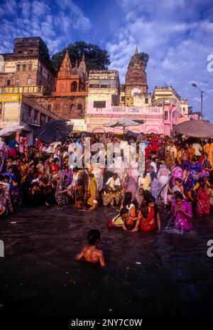 Rituels religieux hindous matinaux dans le Gange Ganga, festival Diwali à Varanasi Benaras, Uttar Pradesh, Inde, Asie Banque D'Images