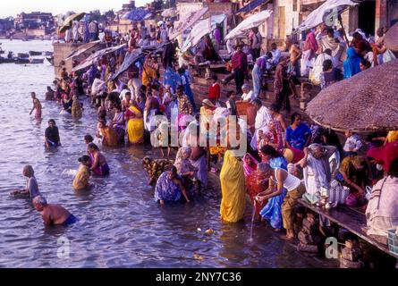 Rituels religieux hindous matinaux dans le Gange Ganga, festival Diwali à Varanasi Benaras, Uttar Pradesh, Inde, Asie Banque D'Images