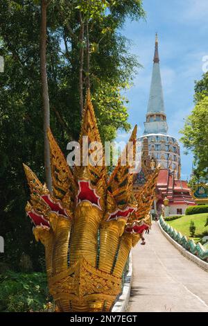 Statue de Naga, cobra à plusieurs têtes, déité de serpent, Wat Bang Riang, temple bouddhiste, Thap put, Amphoe hap put, province de Phang Nga, Thaïlande, Sud-est Banque D'Images