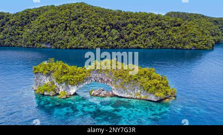 Arche de roche, lagon Palau, photo de drone, Micronésie, Australie Banque D'Images