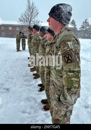 Colonel Russell Lemler, commandant de bataillon, Et le sergent de commandement John Folger, conseiller principal enrôlement, tous deux affectés au 2nd Bataillon, 15th Régiment d'artillerie de campagne, 2nd Brigade combat Team, 10th Mountain Division, a profité de l'occasion pour reconnaître et récompenser quelques soldats exceptionnels lors d'une remise de masse au bataillon le 27 janvier 2023. L'équipe de commandement de la brigade, le colonel Scott D. Wence, commandant de la brigade, et le sergent de commandement Christopher Donaldson, ont participé à la présentation du prix. Banque D'Images