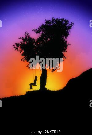 Silhouette d'une fille sur une balançoire sous le grand arbre à l'heure du coucher du soleil. Banque D'Images