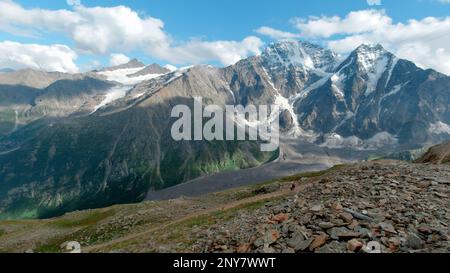 Vue depuis le sommet de la colline de la chaîne de montagnes enneigée sans fin. Attache. Sommets de montagne couverts de neige blanche Banque D'Images