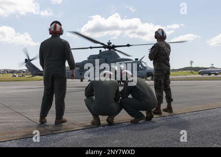 ÉTATS-UNIS Marines affecté au Marine Light Attack Helicopter Squadron (HMLA) 267 observez un hélicoptère UH-1Y Venom pendant l'exercice Jungle Warfare (JWX) 23,1 à la base aérienne de Kadena, Okinawa (Japon), le 16 février 2023. JWX 23,1 est un exercice de formation sur le terrain à grande échelle axé sur l'exploitation des capacités intégrées des partenaires conjoints et alliés afin de renforcer la sensibilisation, les manœuvres et les incendies de tous les domaines dans un environnement maritime distribué. Banque D'Images