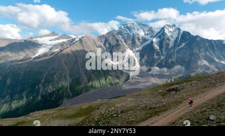 Vue depuis le sommet de la colline de la chaîne de montagnes enneigée sans fin. Attache. Sommets de montagne couverts de neige blanche Banque D'Images