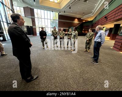 230126-N-GR655-0014 NAMPA, Idaho (26 janvier 2023) – le président de l'Université du Nord-Ouest Nazaréen, Joel Pearsall, salue les membres d'équipage du futur USS Idaho (SSN 799) lors d'une visite du campus de Nampa, Idaho, le 26 janvier. Cette visite s’inscrivait dans le cadre d’une visite plus importante des membres de l’équipage dans leur futur État de sous-marin de classe Virginia, où les marins apprennent plus au sujet de la riche histoire et des traditions militaires de l’Idaho, et partagent leurs histoires de la Marine et construisent des relations au sein de la communauté. Le futur USS Idaho est actuellement construit sur le chantier naval Electric Boat de General Dynamics Corp Banque D'Images