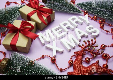 Lettres de Noël avec Noël décorent sur fond violet Banque D'Images