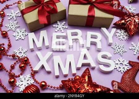 Lettres de Noël avec Noël décorent sur fond violet Banque D'Images