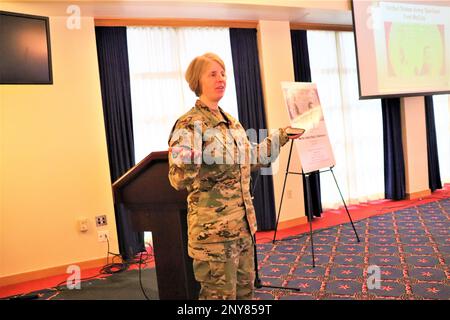 Aumônier (lieutenant-colonel) Amy Noble, avec le bureau de soutien religieux de la garnison de fort McCoy, donne la bénédiction et la prière finale le 19 janvier 2023, au cours de la 2023 fort McCoy, Wisconsin, Martin Luther King Jr Journée de célébration au centre communautaire McCoy. Des dizaines de personnes ont assisté à l'événement coordonné par le Bureau de l'égalité des chances de fort McCoy. Marcus Gentry, innovateur, conférencier et consultant, a servi de conférencier invité. Banque D'Images