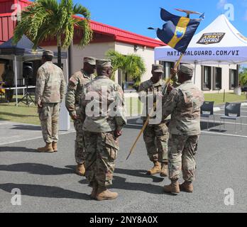 Le Maj. Jamie I Cornelius, le nouveau commandant du bataillon de commandement des troupes de 104th, remet le guide au sergent de commandement du Maj. Calvin Richards, lors de la cérémonie de changement de commandement à VING Estate Bethlehem Compound, St. Croix, USVI, 21 janvier 2023. L'échange des couleurs de l'unité est une tradition où le commandant sortant renonce symboliquement à la responsabilité et à l'autorité en transmettant les couleurs au commandant entrant. Banque D'Images