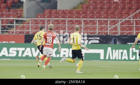 Serbie - Belgrade, 23 août 2022 : formation de l'équipe nationale de football. Action. Des sièges vides et des sportifs sur le terrain Banque D'Images