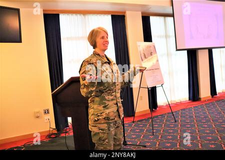 Aumônier (lieutenant-colonel) Amy Noble, avec le bureau de soutien religieux de la garnison de fort McCoy, donne la bénédiction et la prière finale le 19 janvier 2023, au cours de la 2023 fort McCoy, Wisconsin, Martin Luther King Jr Journée de célébration au centre communautaire McCoy. Des dizaines de personnes ont assisté à l'événement coordonné par le Bureau de l'égalité des chances de fort McCoy. Marcus Gentry, innovateur, conférencier et consultant, a servi de conférencier invité. Banque D'Images