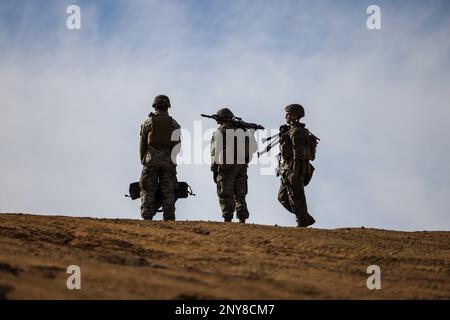 ÉTATS-UNIS Les Marines avec Tango Battery, 5th Bataillon, 11th Marine Regiment, 1st Marine Division, se préparent à établir un point de contrôle d’entrée lors de l’exercice d’incendie d’hiver du bataillon sur le camp de base du corps des Marines Pendleton, Californie, le 2 février 2023. L’exercice a servi à tester les capacités de commandement et de contrôle du bataillon. Banque D'Images