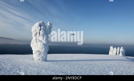 Blocs de pierre couverts de neige et vallée blanche. Attache. Vue aérienne de Manpupuner en hiver Banque D'Images