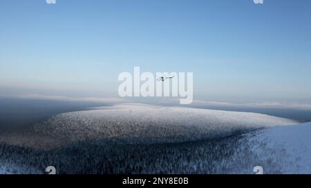 Vue aérienne en hiver des géants du plateau de Manpupuner, République de Komi. Attache. Hélicoptère survolant des collines enneigées Banque D'Images