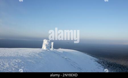 Vue aérienne en hiver des géants du plateau de Manpupuner, République de Komi. Attache. Hélicoptère survolant des collines enneigées Banque D'Images