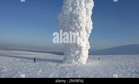 Blocs de pierre couverts de neige et vallée blanche. Attache. Vue aérienne de Manpupuner en hiver Banque D'Images