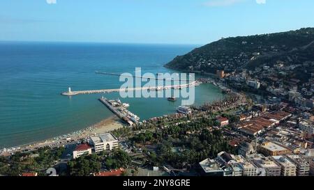 Vue aérienne sur la plage de sable et la côte de la ville du sud par une journée ensoleillée. Attache. Ville d'été située au bord de la mer Banque D'Images