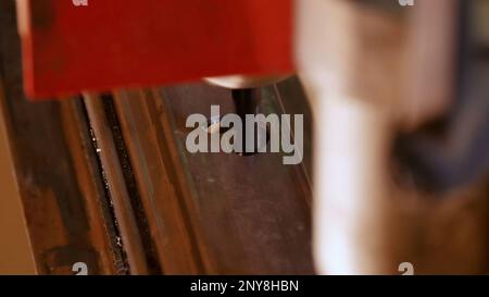 Gros plan de la machine faisant des trous dans une planche en bois. Médias. Machine automatique dremel sur bois Banque D'Images