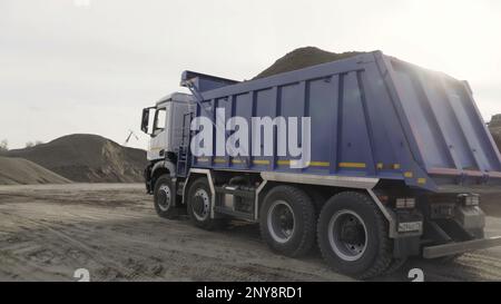 Tombereau à benne basculante pour applications minières travaillant dans la carrière de sable. Scène. Expérience industrielle dans la carrière ou sur le chantier de construction Banque D'Images