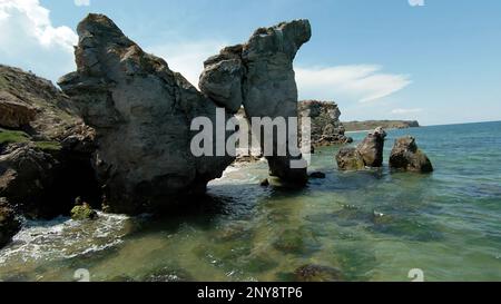 Vue aérienne de formations rocheuses inhabituelles sur la rive paradisiaque de la mer. Prise de vue. Voler au-dessus de la côte de mer ondulée , concept de voyage Banque D'Images