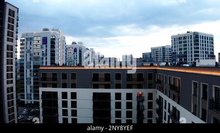Vue aérienne du paysage urbain avec le complexe résidentiel. Films. Nouveau quartier de la ville avec de nombreux bâtiments de haute élévation Banque D'Images