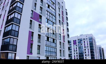 Vue aérienne du paysage urbain avec le complexe résidentiel. Films. Nouveau quartier de la ville avec de nombreux bâtiments de haute élévation Banque D'Images