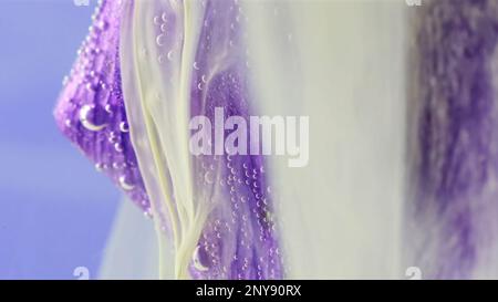 Mouvement de fumée de fleur. Films. Illusion sous l'eau avec la peinture se propageant le long des pétales d'une fleur sous l'eau Banque D'Images