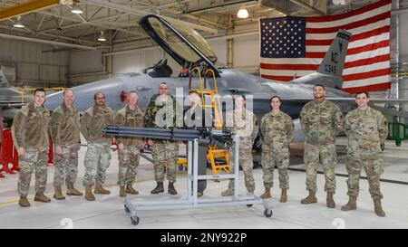 Le colonel de la Garde nationale de Chypre Georgios Ioannou, attaché militaire, aérien et naval de la Défense, cinquième à partir de la gauche, et les membres de la Garde nationale aérienne et militaire du New Jersey posent pour une photo de groupe à la base de la Garde nationale aérienne d'Atlantic City, canton d'Egg Harbour, New Jersey. Cette réunion a été la première d'une série de visites dans diverses installations de la Garde nationale du New Jersey pour la direction de la République de Chypre, puisque le pays a été nommé le plus récent partenaire du New Jersey dans le programme de partenariat d'État. Banque D'Images