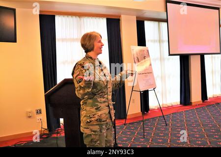 Aumônier (lieutenant-colonel) Amy Noble, avec le bureau de soutien religieux de la garnison de fort McCoy, donne la bénédiction et la prière finale le 19 janvier 2023, au cours de la 2023 fort McCoy, Wisconsin, Martin Luther King Jr Journée de célébration au centre communautaire McCoy. Des dizaines de personnes ont assisté à l'événement coordonné par le Bureau de l'égalité des chances de fort McCoy. Marcus Gentry, innovateur, conférencier et consultant, a servi de conférencier invité. Banque D'Images