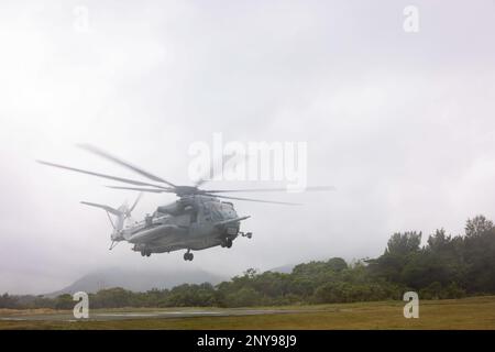 A ÉTATS-UNIS Marine corps CH-53E Super Stallion prend son envol pendant l'exercice Jungle Warfare 23 au Camp Schwab, Okinawa, Japon, 14 février 2023. JWX 23 est un exercice de formation sur le terrain à grande échelle axé sur l'exploitation des capacités intégrées des partenaires conjoints et alliés afin de renforcer la sensibilisation, les manœuvres et les incendies de tous les domaines dans un environnement maritime distribué. Banque D'Images