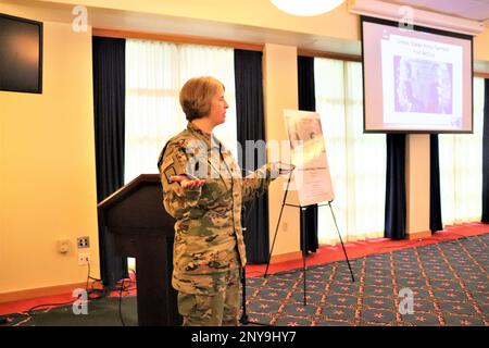 Aumônier (lieutenant-colonel) Amy Noble, avec le bureau de soutien religieux de la garnison de fort McCoy, donne la bénédiction et la prière finale le 19 janvier 2023, au cours de la 2023 fort McCoy, Wisconsin, Martin Luther King Jr Journée de célébration au centre communautaire McCoy. Des dizaines de personnes ont assisté à l'événement coordonné par le Bureau de l'égalité des chances de fort McCoy. Marcus Gentry, innovateur, conférencier et consultant, a servi de conférencier invité. Banque D'Images