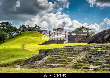 Templo III en premier plan, El Palacio à l'Acropole à distance, ruines mayas au site archéologique de Comalcalco, État de Tabasco, Mexique Banque D'Images