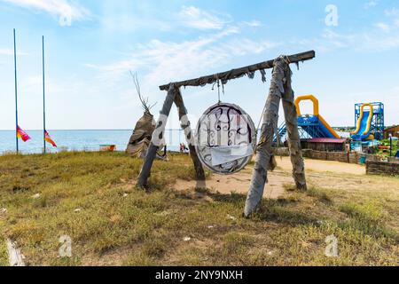 Grand chaman tambourin et yourte sur le lac. Attractions sur rue de ville Yarovoe. L'Altaï, en Russie. 7 août 2019 Banque D'Images