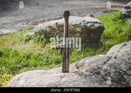 excalibur la célèbre épée dans la pierre du roi Arthur. Légende du roi Arthur Banque D'Images