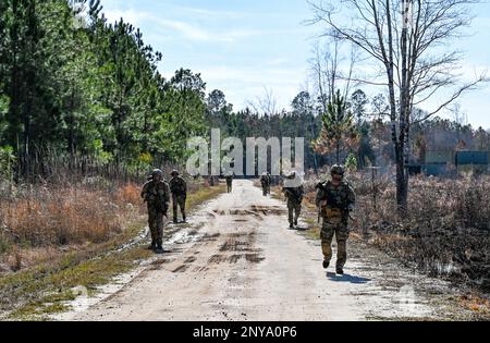 ÉTATS-UNIS Les aviateurs du Parti de contrôle tactique de la Force aérienne (TACP) de l'Escadron des opérations de soutien aérien 165th, de la Garde nationale aérienne de Géorgie, ont fait une randonnée jusqu'à un point d'extraction désigné après une opération d'entraînement de nuit à Townsend Bombing Range, en Géorgie, pendant l'exercice Sunshine Rescue le 24 janvier 2023. Les TPA ont travaillé sur une équipe de détection et d'effets dans un environnement austère pour recueillir des renseignements et rapporter un terrain unique. Banque D'Images