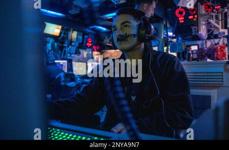 MER BALTIQUE (24 janv. 2023) technicien Sonar (surface) 2nd classe Alfredo Salgado observe un moniteur dans le centre d'information de combat lors d'un exercice de cible d'entraînement antisous-marine mobile (EMATTEX) à bord du destroyer à missiles guidés de classe Arleigh Burke USS Roosevelt (DDG 80), 24 janv. 2023. Roosevelt est en cours de déploiement aux États-Unis Marine Forces Europe zone d'opérations, employée par les États-Unis Sixième flotte pour défendre les intérêts des États-Unis, des alliés et des partenaires. Banque D'Images