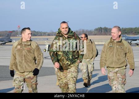 Le colonel de la Garde nationale de Chypre Georgios Ioannou, le centre de la défense, de l'armée, de l'air et de la marine, visite la 177th e Escadre de chasseurs le 10 janvier 2023, à la base de la Garde nationale aérienne d'Atlantic City, canton d'Egg Harbour, New Jersey. La réunion a été la première d'une série de visites dans diverses installations de la Garde nationale du New Jersey pour la direction de la République de Chypre, puisque le pays a été nommé le plus récent partenaire du New Jersey dans le programme de partenariat d'État. Banque D'Images