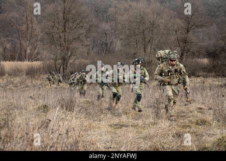 Des soldats affectés au bataillon des ingénieurs de la brigade 39th, à l'équipe de combat de la brigade 2nd, à la division aéroportée 101st (assaut aérien), au bataillon des ingénieurs de la Roumanie 96th et à la compagnie des ingénieurs des pays-Bas 11th conduisent l'exercice Bull Fury le 16 janvier 2023, en Roumanie. 101st unités soutiendront la mission du V corps pour renforcer le flanc est de l’OTAN et s’engageront dans des exercices multinationaux avec des partenaires à travers le continent européen pour rassurer nos alliés des nations. Banque D'Images