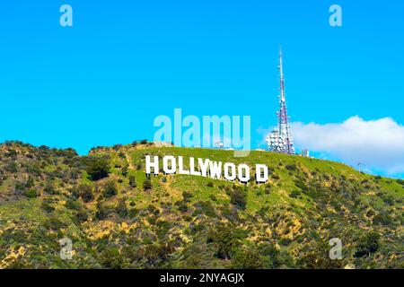 LOS ANGELES, CALIFORNIE - 18 JANVIER 2023 : panneau Hollywood sur la pente verte du Mont le Banque D'Images