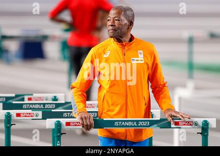 Istanbul, Turquie. 02nd mars 2023. ISTANBUL, TURQUIE - MARS 2: Un entraîneur des pays-Bas est vu lors d'une session d'entraînement avant les championnats européens d'athlétisme en salle à l'aréna Atakoy Athletics sur 2 mars 2023 à Istanbul, Turquie (photo par Nikola Krstic/BSR Agency) crédit: BSR Agency/Alay Live News Banque D'Images