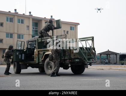 Les policiers militaires de la Force aérienne de la République de Corée (ROK) du groupe de chasseurs 38th ont tiré des fusils K2C1 à un drone sur la base aérienne de Kunsan, ROK, 7 février 2023. Le petit avion sans pilote était un drone ennemi simulé, capable de représenter une menace pour les installations militaires en rassemblant intel depuis des points de vue élevés. Banque D'Images