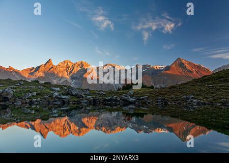 Lac Gugger, vue sur Allgäuer Hauptkamm, Mädelegabel à gauche, Alpes Allgäuer, Allgäu, Bavière, Allemagne, Europe Banque D'Images