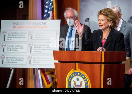 Washington, États-Unis. 01st mars 2023. Le sénateur américain Debbie Stabenow (démocrate du Michigan), fait des remarques lors d'une conférence de presse sur le projet de budget de la Chambre, au Capitole des États-Unis à Washington, DC, Etats-Unis, mercredi 1 mars 2023. Photo de Rod Lamkey/CNP/ABACAPRESS.COM crédit: Abaca Press/Alay Live News Banque D'Images