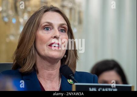 Washington, États-Unis. 28th févr. 2023. La représentante des États-Unis Kathy Castor (démocrate de Floride) interroge les témoins lors du comité spécial de la Chambre des États-Unis sur la concurrence stratégique entre les États-Unis et le Parti communiste chinois audition de « la menace du Parti communiste chinois envers l'Amérique » dans le bâtiment de bureau de Cannon House à Capitol Hill à Washington, DC, États-Unis, mardi, 28 février, 2023. Photo de Rod Lamkey/CNP/ABACAPRESS.COM crédit: Abaca Press/Alay Live News Banque D'Images