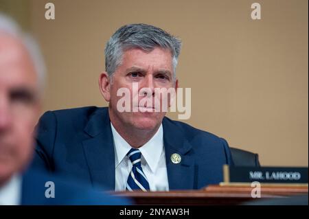 Washington, États-Unis. 28th févr. 2023. Représentant des États-Unis Darin LaHood (républicain de l'Illinois) Écoute les témoins lors de la réunion du comité spécial de la Chambre des représentants des États-Unis sur la concurrence stratégique entre les États-Unis et le Parti communiste chinois qui entend « la menace du Parti communiste chinois envers l'Amérique » dans le bâtiment du bureau de la Maison-canon à Capitol Hill à Washington, DC, Etats-Unis, mardi, 28 février, 2023. Photo de Rod Lamkey/CNP/ABACAPRESS.COM crédit: Abaca Press/Alay Live News Banque D'Images