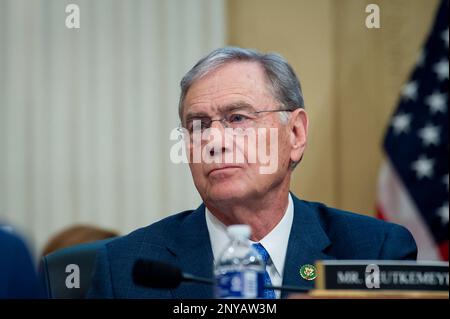 Washington, États-Unis. 28th févr. 2023. Blaine Luetkemeyer, représentante des États-Unis (républicaine du Missouri) Écoute les témoins lors de la réunion du comité spécial de la Chambre des représentants des États-Unis sur la concurrence stratégique entre les États-Unis et le Parti communiste chinois qui entend « la menace du Parti communiste chinois envers l'Amérique » dans le bâtiment du bureau de la Maison-canon à Capitol Hill à Washington, DC, Etats-Unis, mardi, 28 février, 2023. Photo de Rod Lamkey/CNP/ABACAPRESS.COM crédit: Abaca Press/Alay Live News Banque D'Images