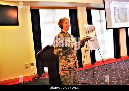 Aumônier (lieutenant-colonel) Amy Noble, avec le bureau de soutien religieux de la garnison de fort McCoy, donne la bénédiction et la prière finale le 19 janvier 2023, au cours de la 2023 fort McCoy, Wisconsin, Martin Luther King Jr Journée de célébration au centre communautaire McCoy. Des dizaines de personnes ont assisté à l'événement coordonné par le Bureau de l'égalité des chances de fort McCoy. Marcus Gentry, innovateur, conférencier et consultant, a servi de conférencier invité. Banque D'Images