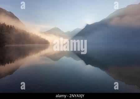 Lumière matinale au lac Heiterwanger, Alpes Ammergauer, Reutte, Tyrol, Autriche, Alpes, Europe Banque D'Images